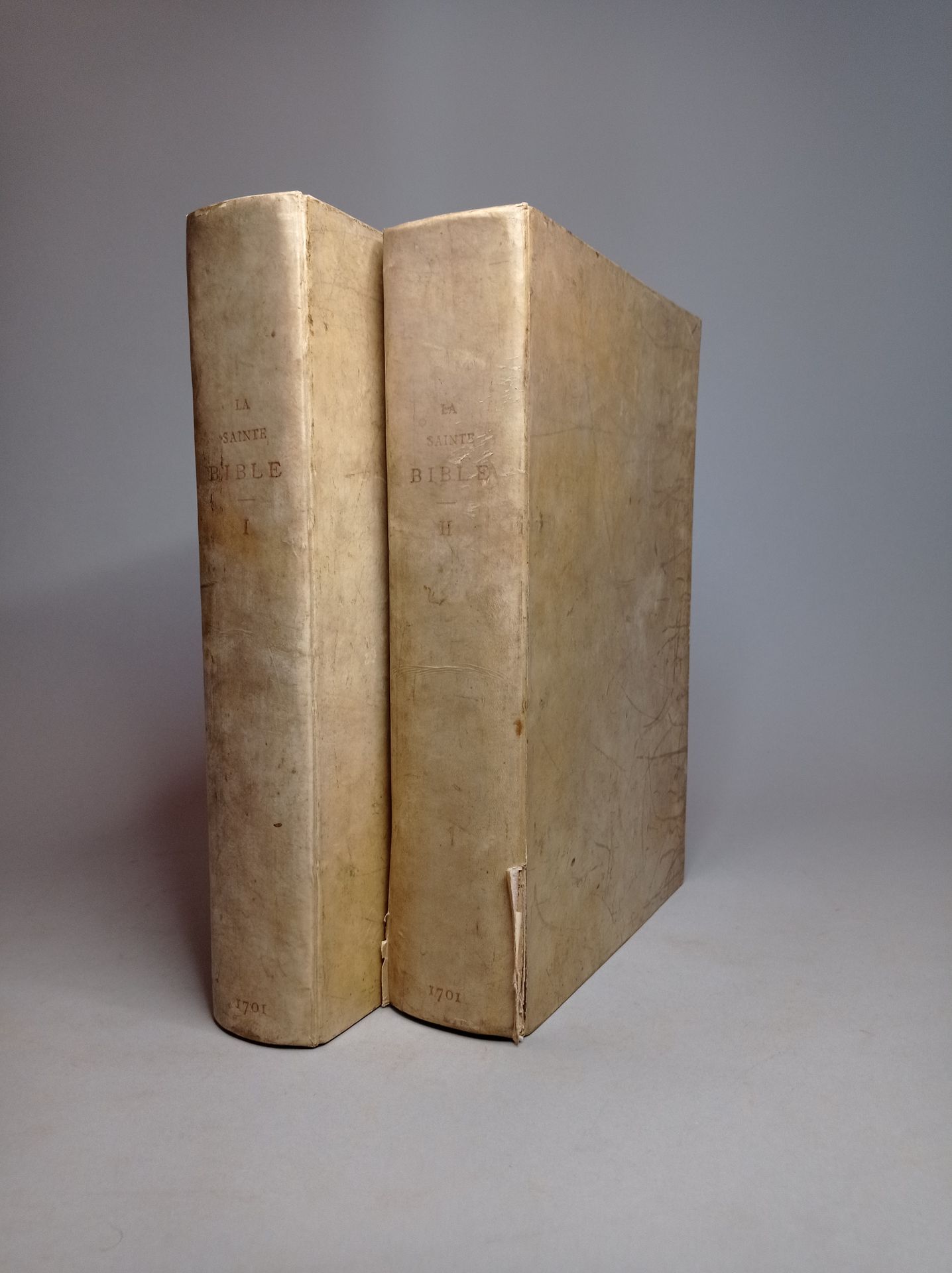 Null 圣经》。- 翻译成法语的《圣经》，旁边是武加大的拉丁文...列日，让-弗朗索瓦-布朗卡，1701年。4部分共2卷，折叠式，硬牛皮纸，书脊上有鎏金标题（&hellip;