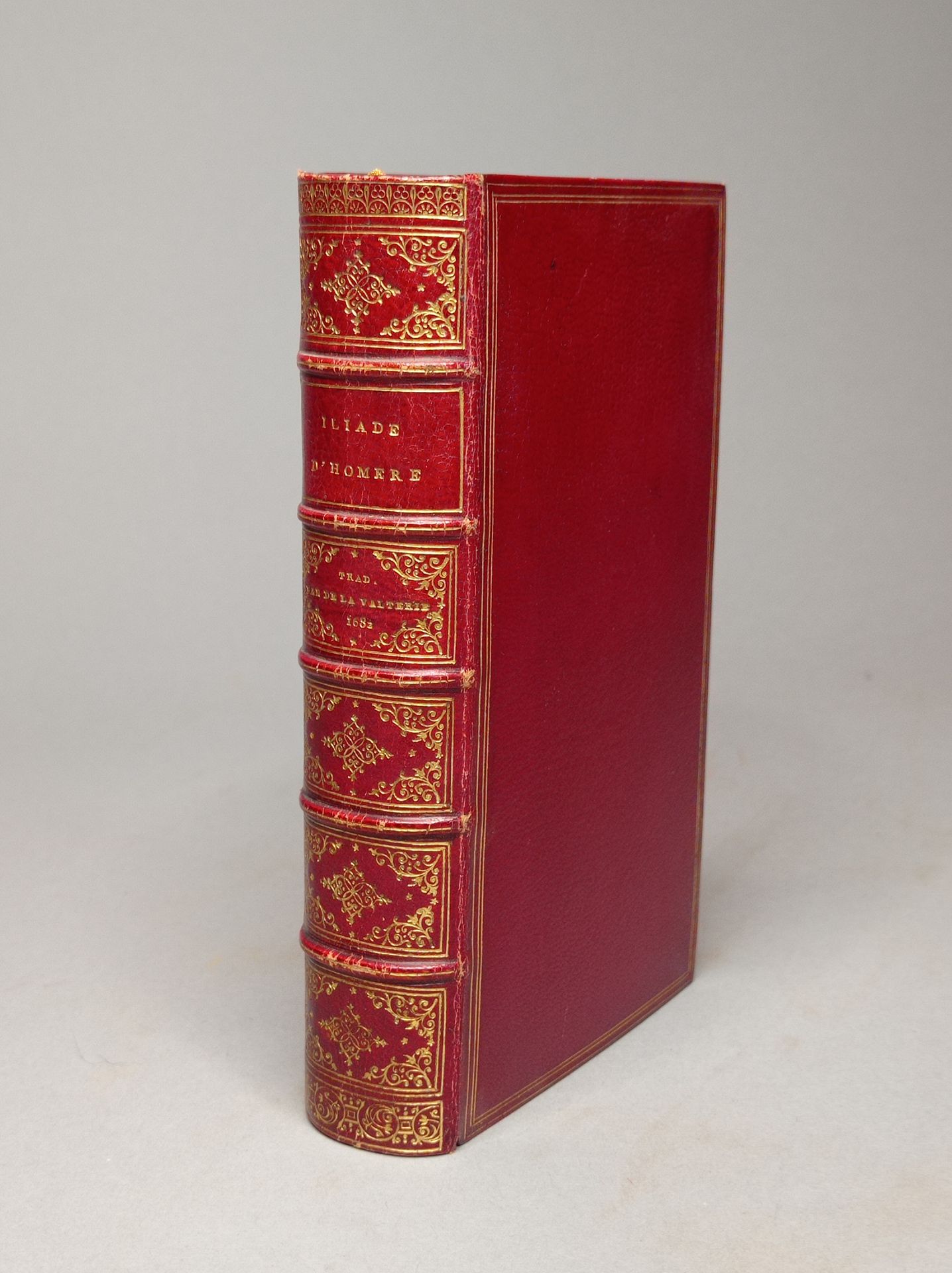 Null HOMER。伊利亚特》。根据1682年Claude Barbin在巴黎印制的副本。两部分合为一卷，12开本，红色摩洛哥，三层鎏金花边，书脊装饰，内部花&hellip;