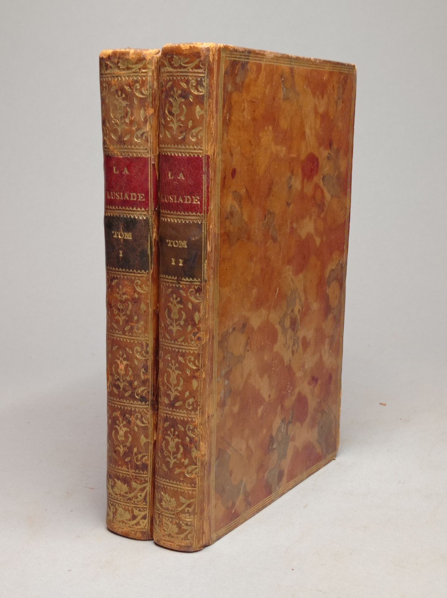 Null CAMOËNS（路易斯）。La Lusiade，英雄诗，分十首。巴黎，尼翁，1776年。2卷8开本，玳瑁色小牛皮，光滑的书脊装饰，红色标题和棕色绒毛，&hellip;
