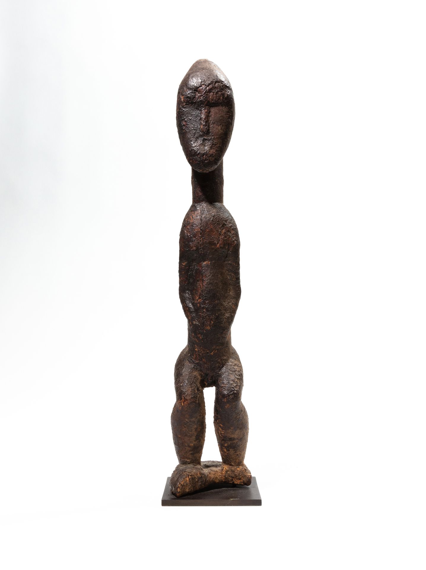 Null 鲍勒雕像，象牙海岸
木头
H.45厘米
男性形象站立，双臂沿身，双腿弯曲，头部过大，卵形的脸部几乎被抹去，整体上覆盖着厚厚的黑色祭祀铜版。这很可能是一&hellip;