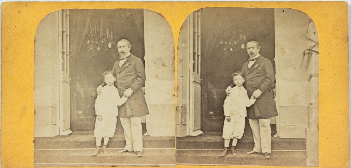 Null [皇太子]。动人的立体照片，皇帝拥抱着他的儿子年轻的皇太子，在枫丹白露宫的玻璃门前的台阶上摆姿势。照片由巴黎消防队的Grillet队长于1864年拍摄&hellip;