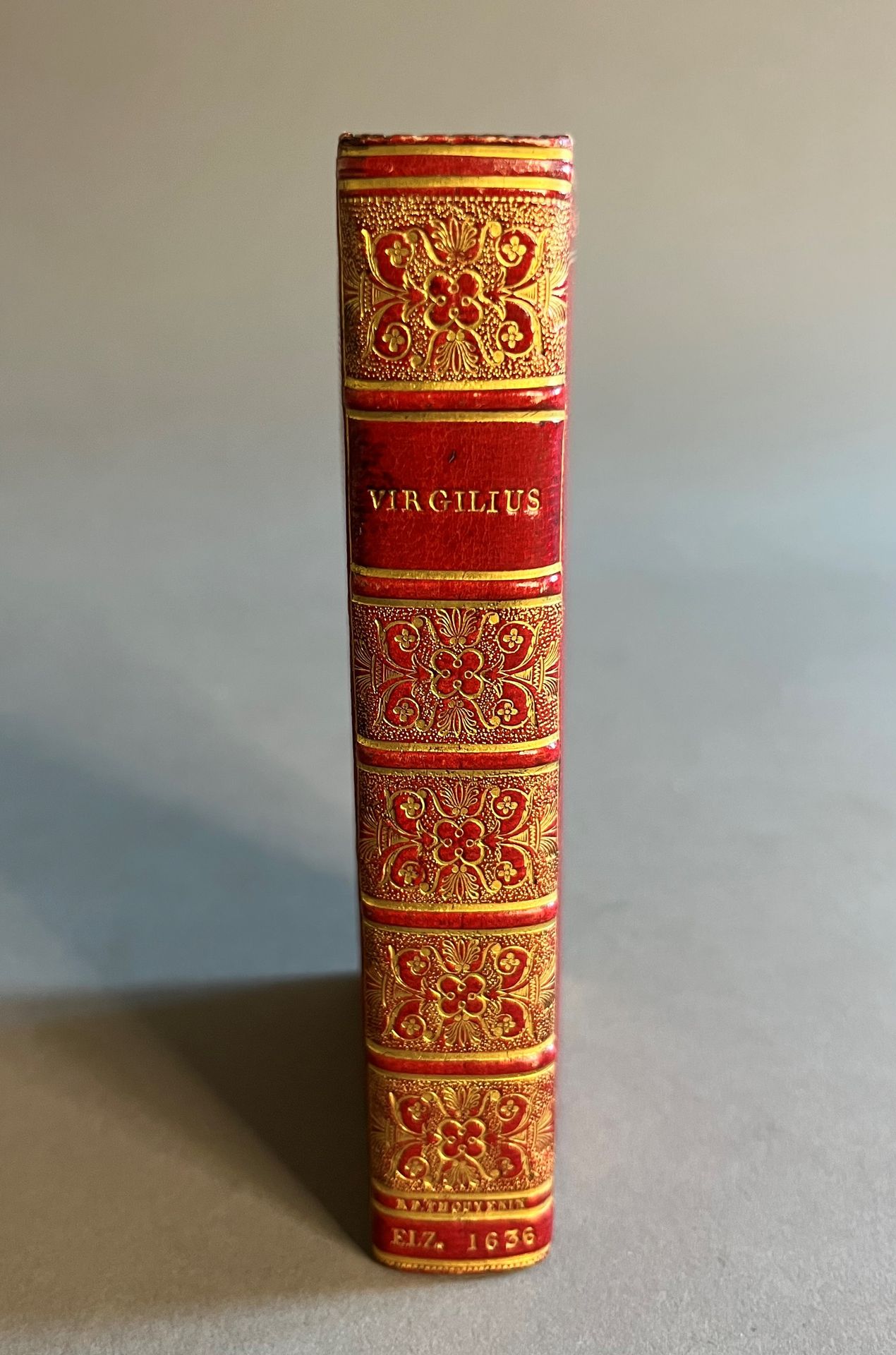 VIRGILE. Opera, nunc emendationa.莱顿，Elzevier，1636年。小12开本，长纹理的红色摩洛哥，板上有两个双丝交叉的轮盘所&hellip;