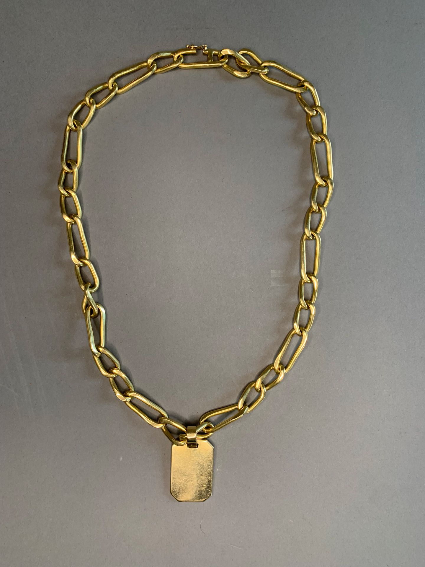 Null Yellow gold necklace, curb chain holding a rectangular medallion.
Total wei&hellip;