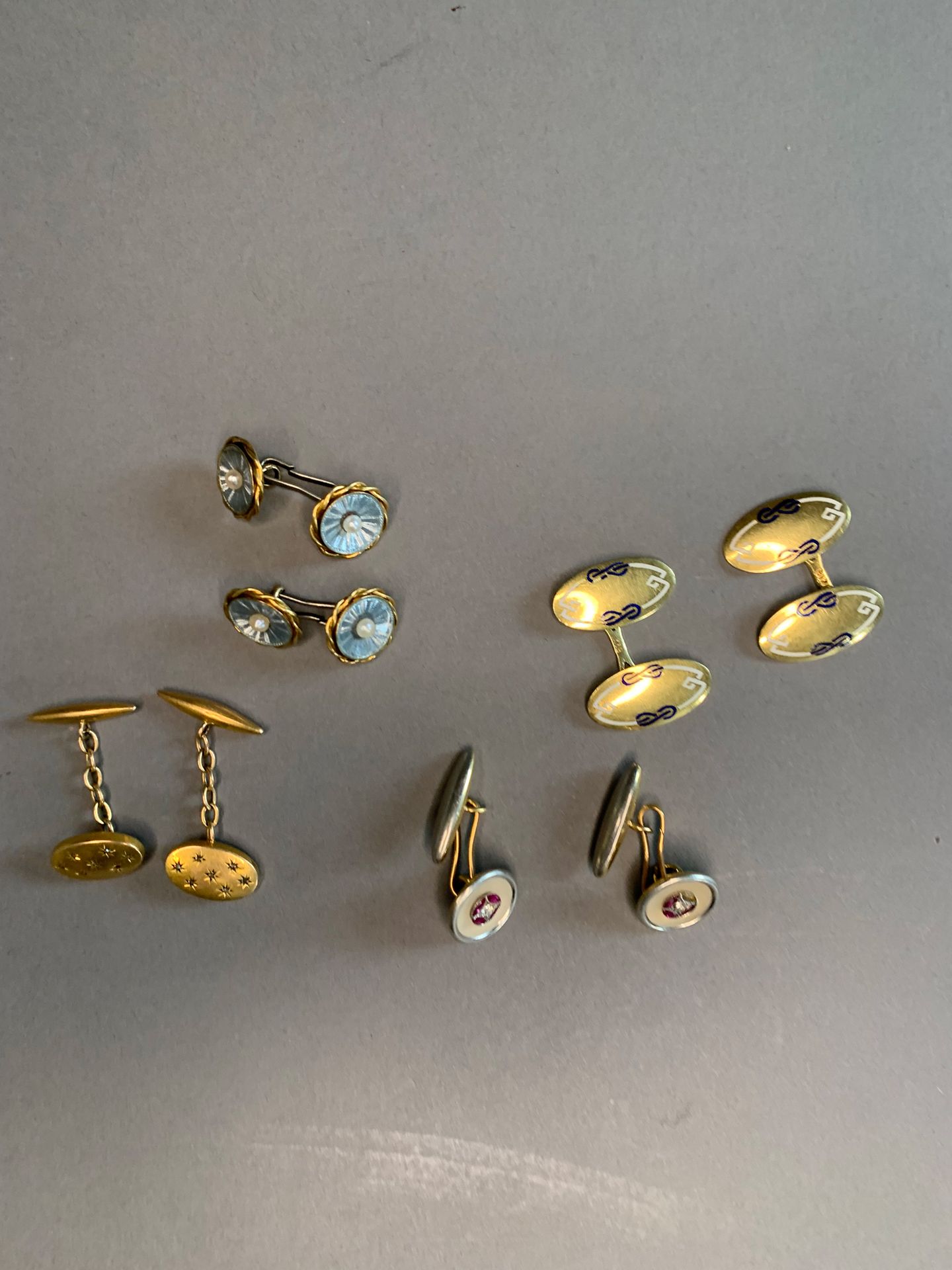 Null Lot of four pairs of cufflinks in yellow and white gold.
Several decoration&hellip;