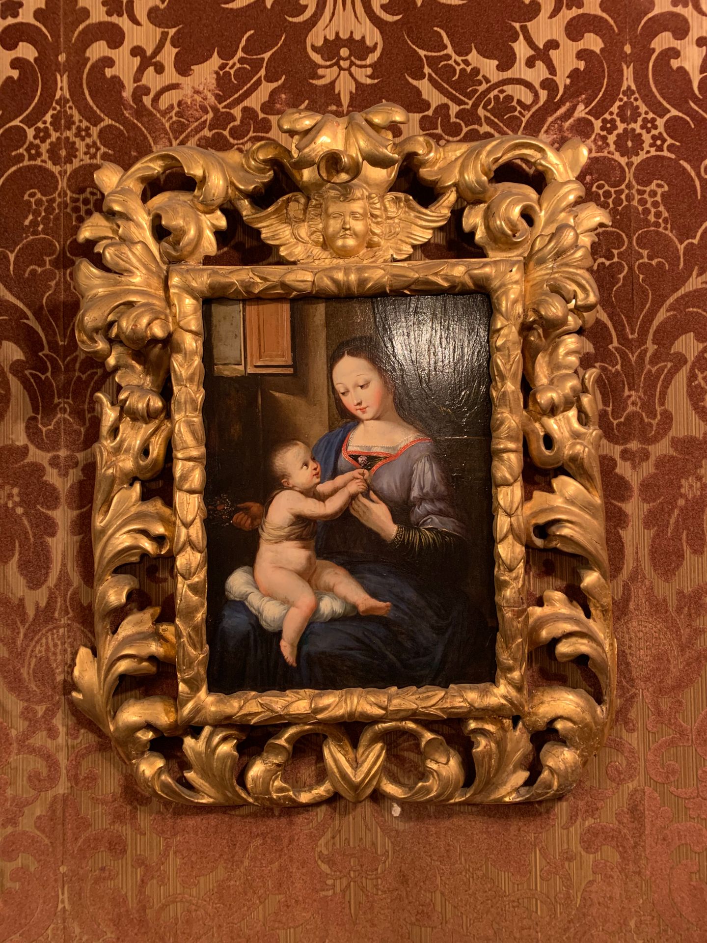 Suiveur de Raphaël "有康乃馨的圣母
板上油画
美丽的意大利鎏金木框架
意大利，19世纪
32 x 25厘米