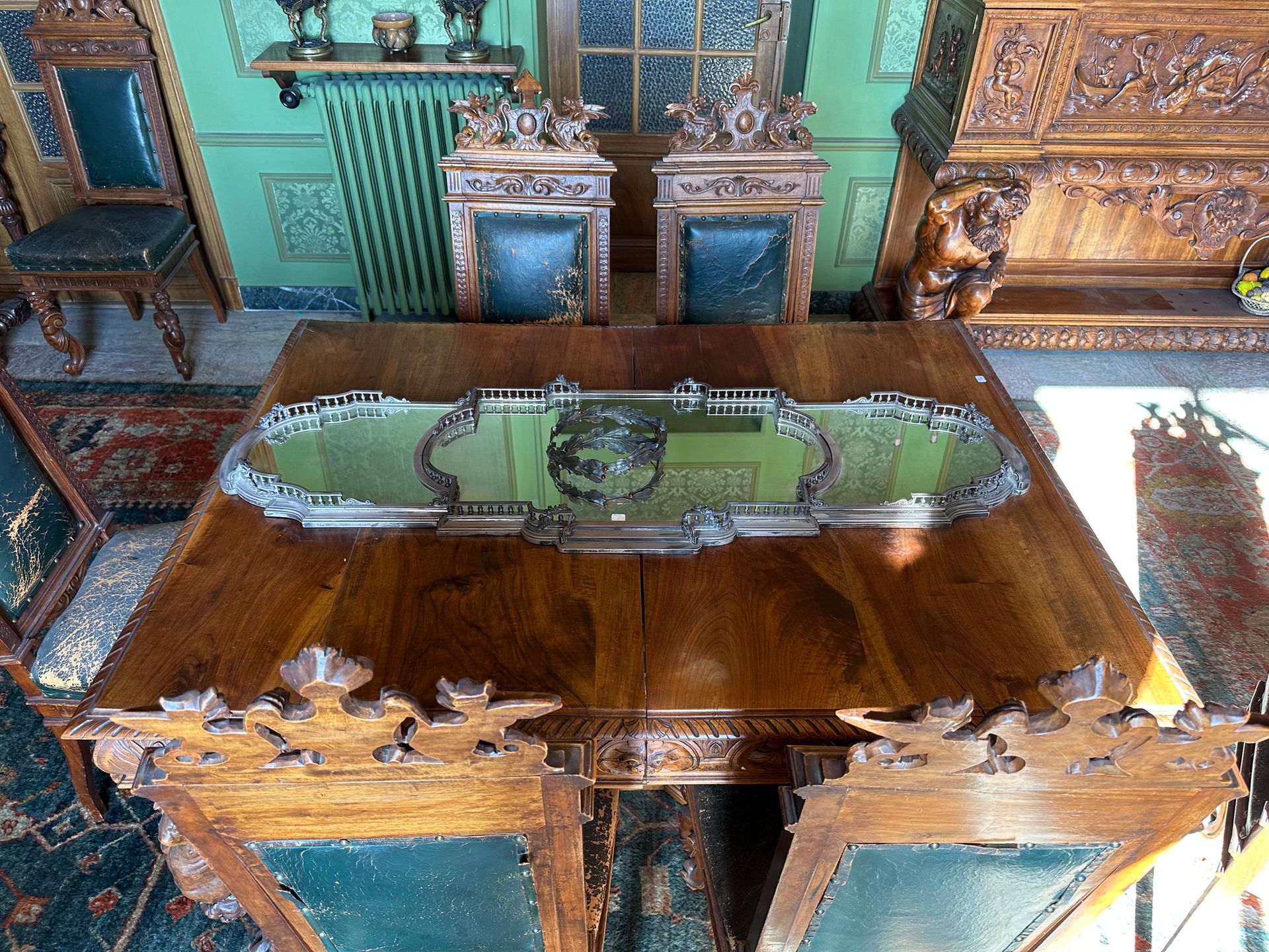 L. LAPAR Paris 银色950°/°°橡木芯的中桌
模型有三个建筑元素，形成一个带台阶的露台，栏杆楣上有花环。
镜子背景。
签名并编号为C.R 190&hellip;