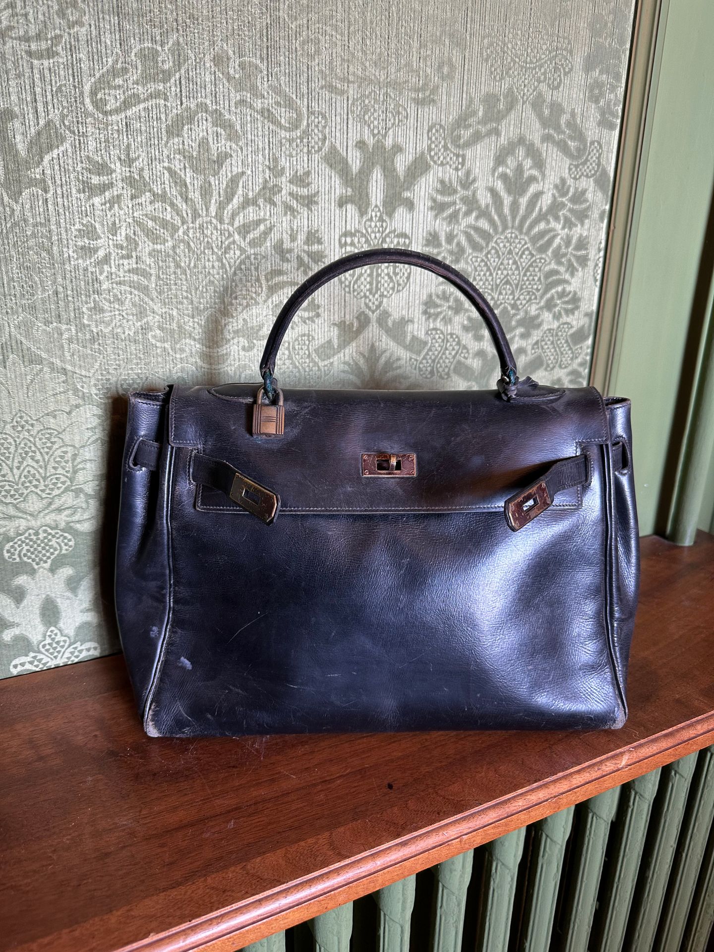 Hermès Paris Kelly bag
Black leather box (Worn)