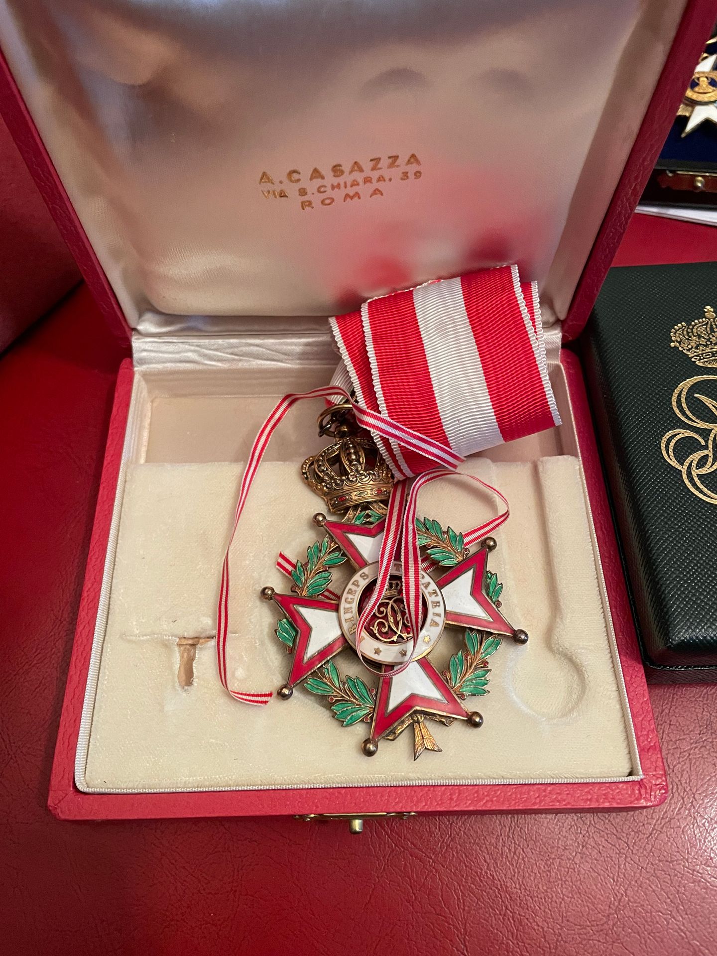 Null 圣查尔斯王子勋章。
被称为 "圣查尔斯骑士团指挥官领带"。
在它的箱子里