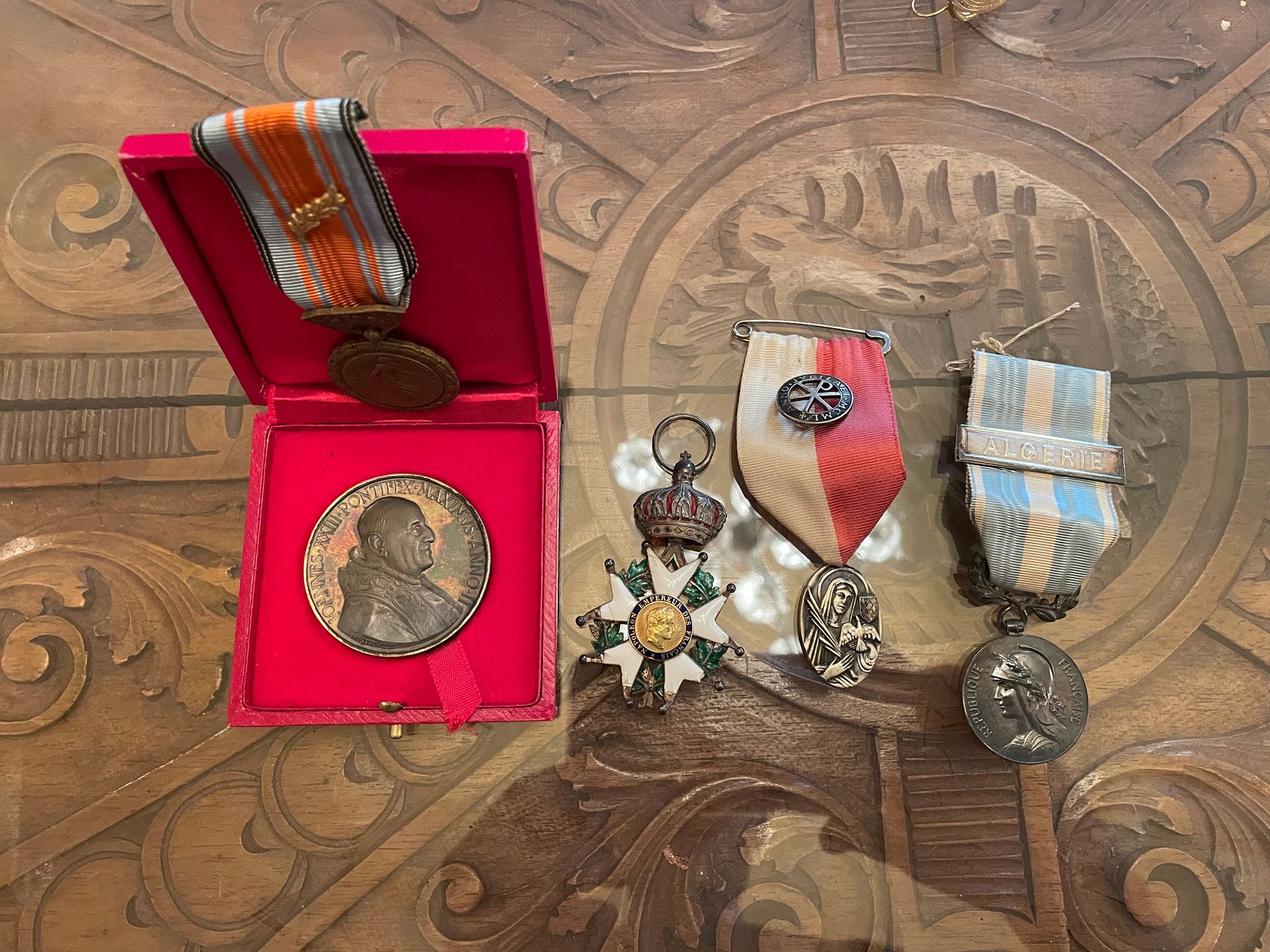 Null 一套四枚奖章，包括一枚荣誉军团勋章（事故）。