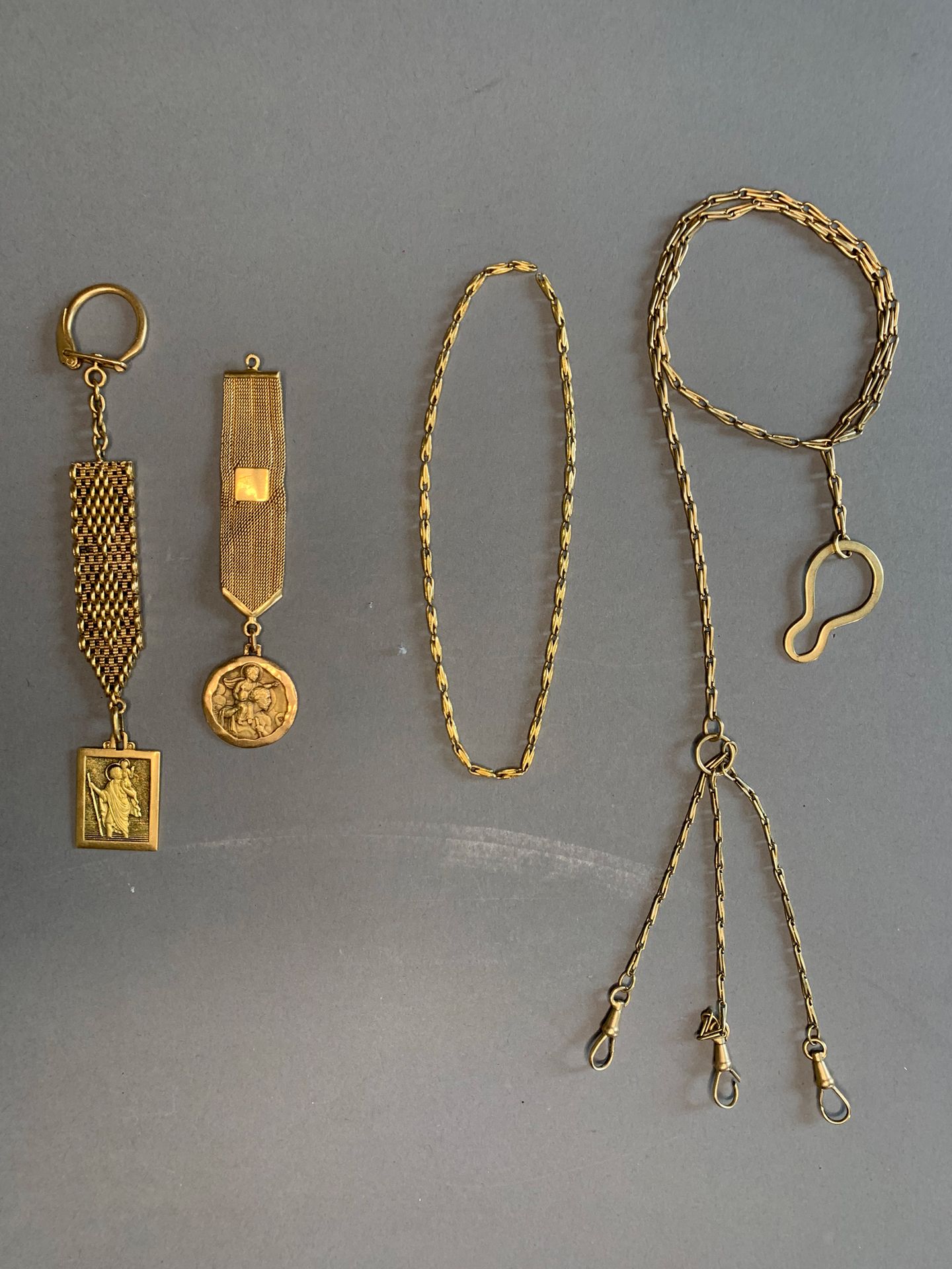 Null 黄金拍品。
它包括两个带有圣克里斯托弗勋章的钥匙圈，一个古董表链和一个链条碎片。
总重量：76,2克