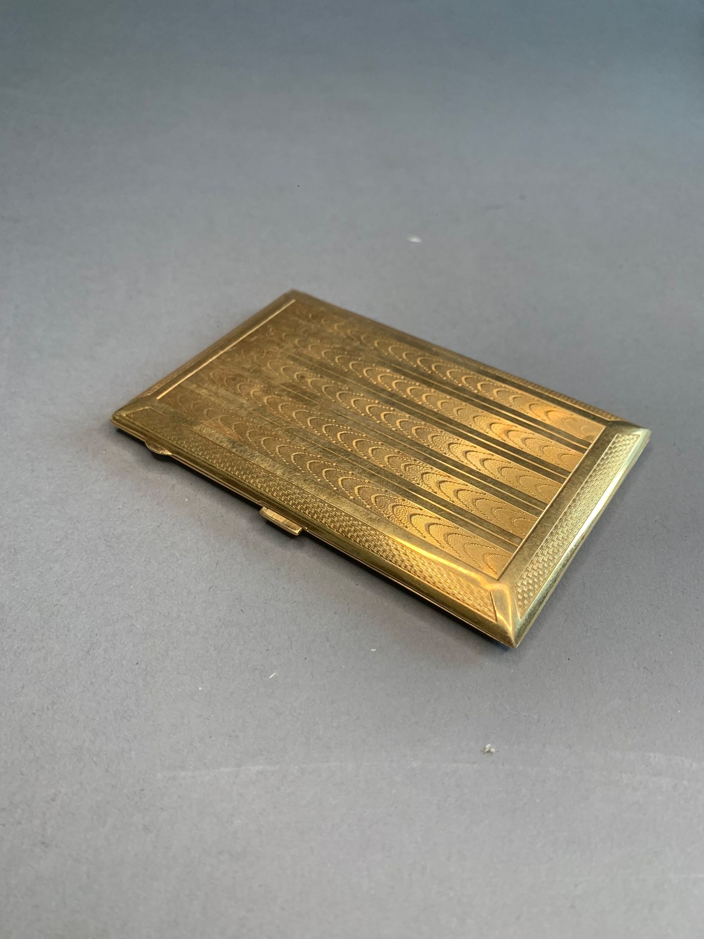 Null Cigarette case in 18 K yellow gold with guilloche bands.
Weight : 124,9 g