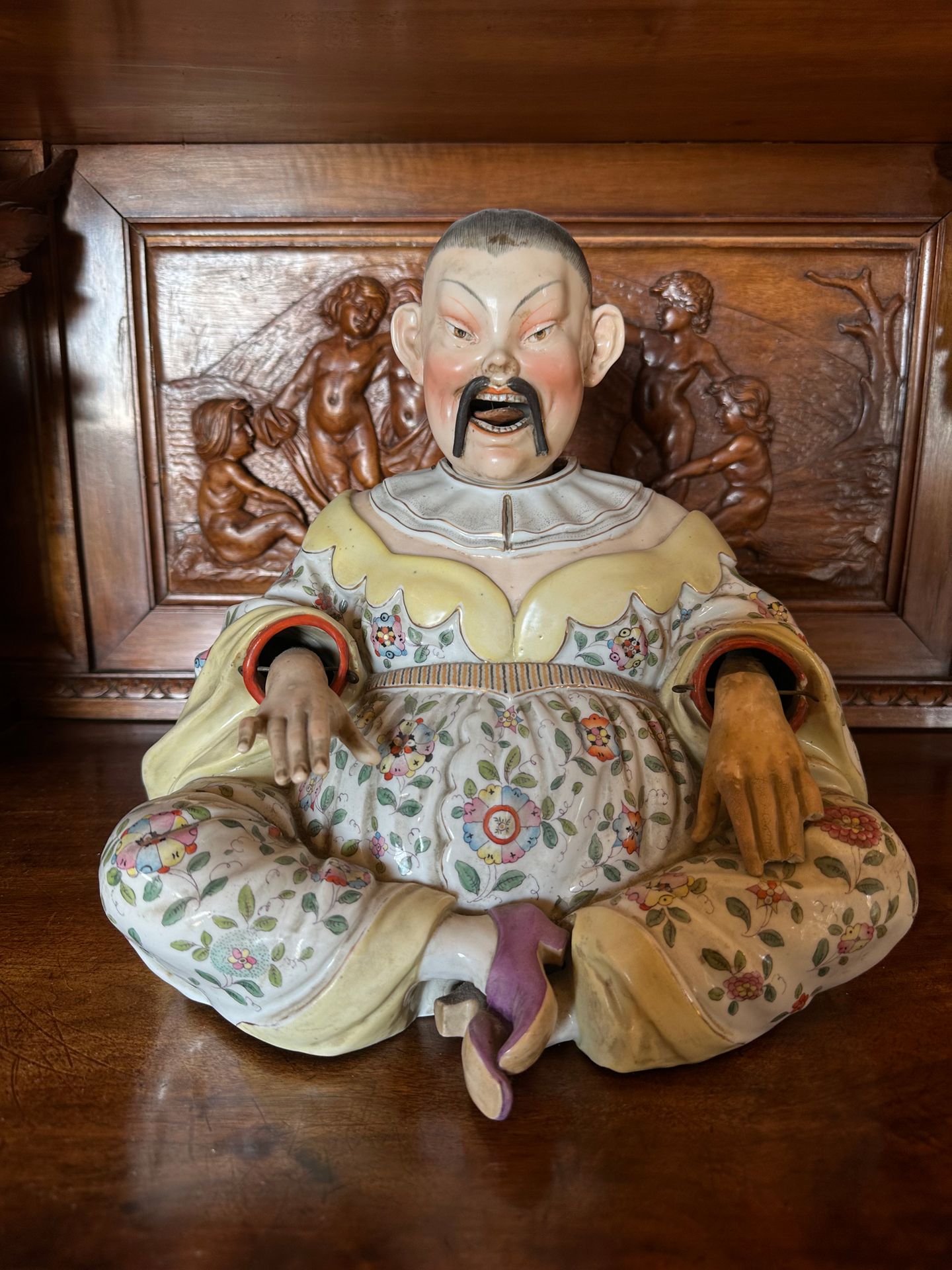 Null Important magot au chinois assis articulé (tête, langue, main) en porcelain&hellip;