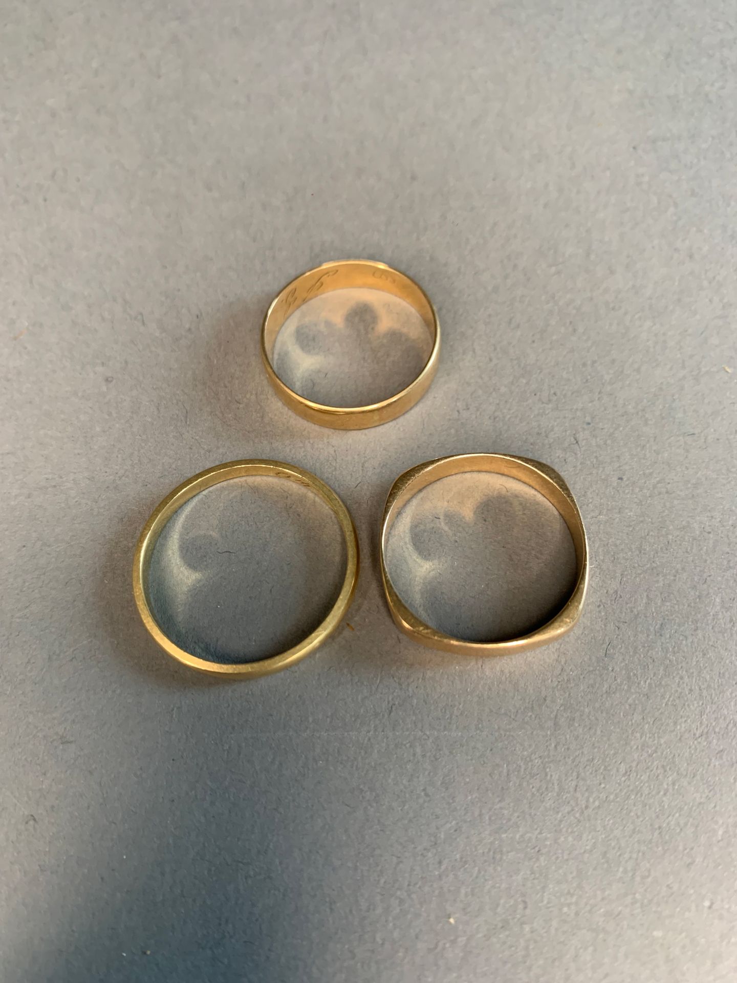 Null Lot of three yellow gold wedding rings.
Total weight : 9,2 g