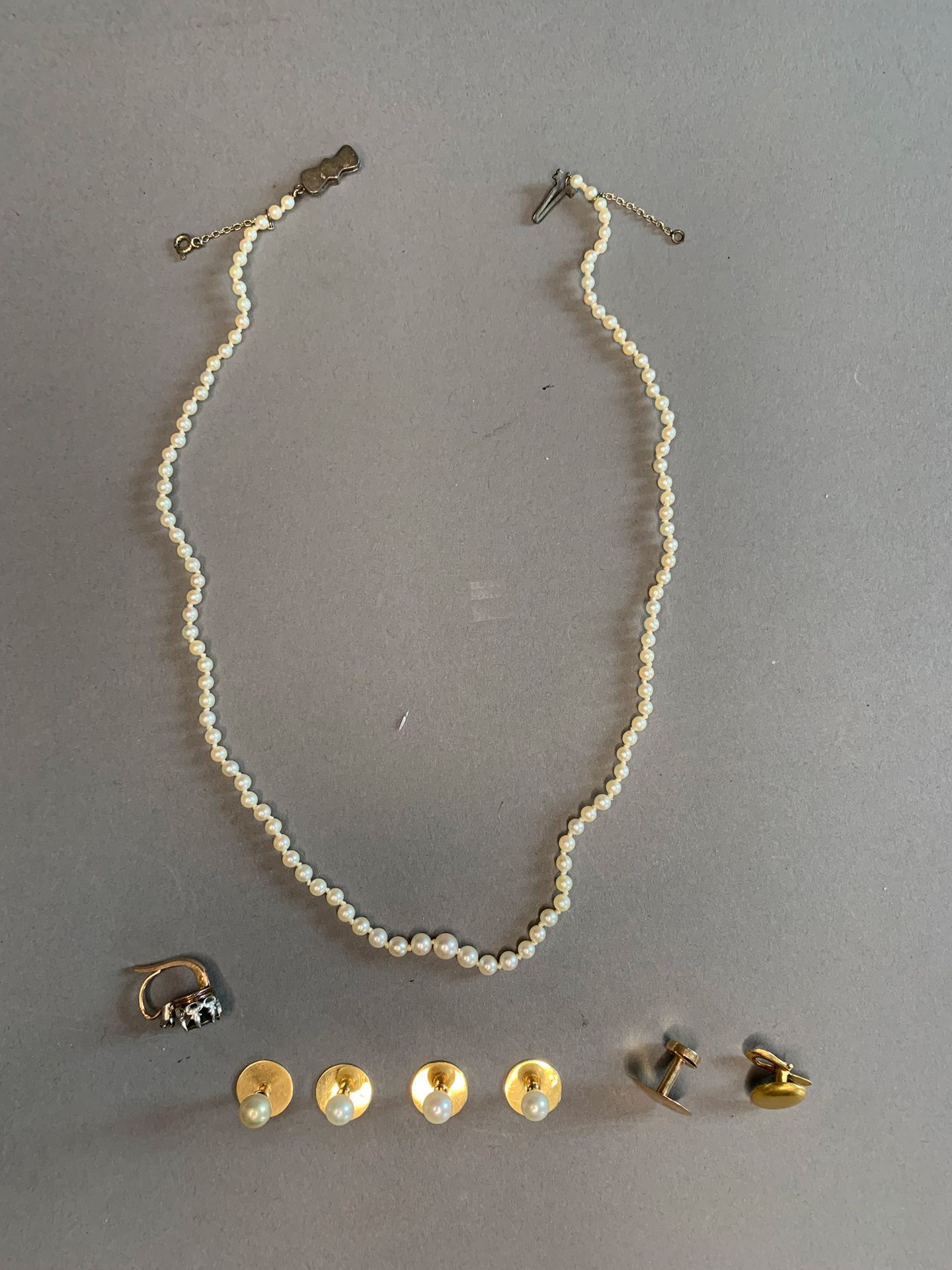 Null 拍品包括：一条精美的珍珠项链
四个带养殖珍珠的黄金领扣，两个黄金领扣和一个金银耳环。毛重：10.5克