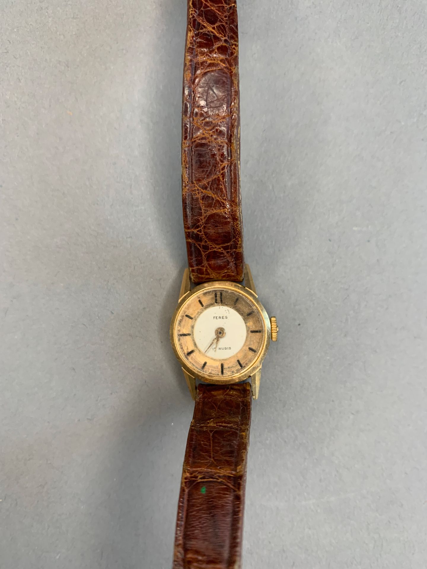 FRERES Pequeño reloj de pulsera de señora en oro amarillo de 18 quilates.
Caja r&hellip;