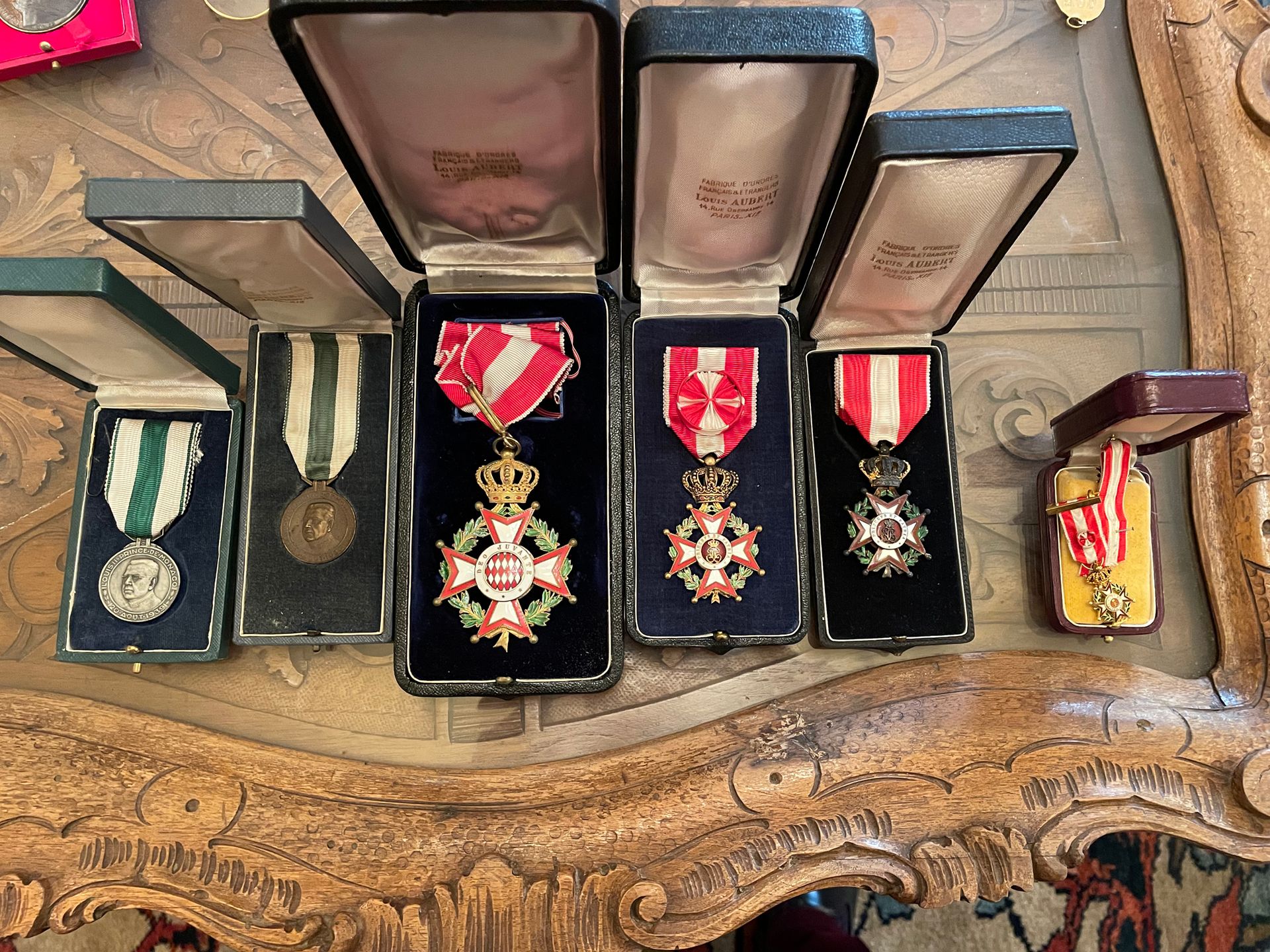 Null 一套八枚摩纳哥装饰品
圣查尔斯勋章，骑士、军官和大军官奖章
军官勋章
附有两枚缩影，其中一枚为金质，还有两枚印有路易二世亲王肖像的体育奖章