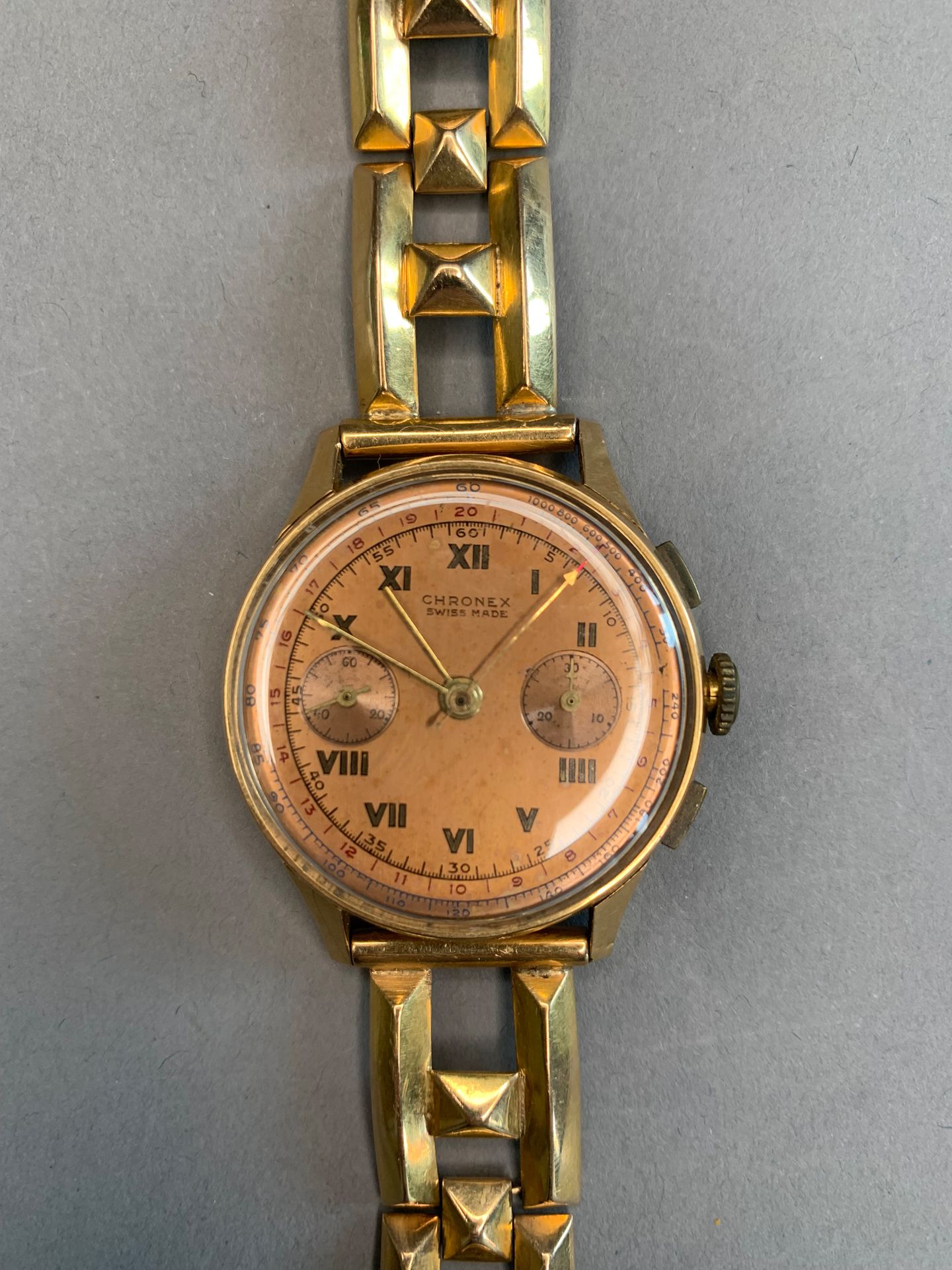 CHRONEX Watchband in 18 K gold.
Chronograph, minutes, seconds, round case, cream&hellip;