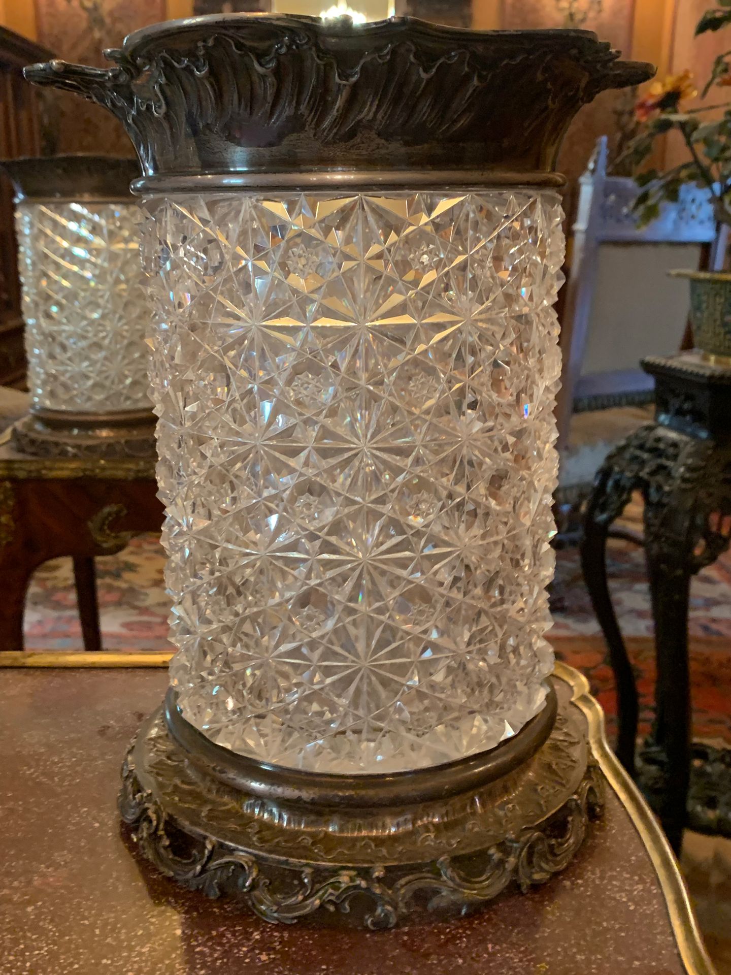 Null 一对钻石切割水晶圆柱形花瓶
银质的颈部和底座上刻有卷轴
大约在1900年
其中一个花瓶上有大缺口
31 x 24厘米
