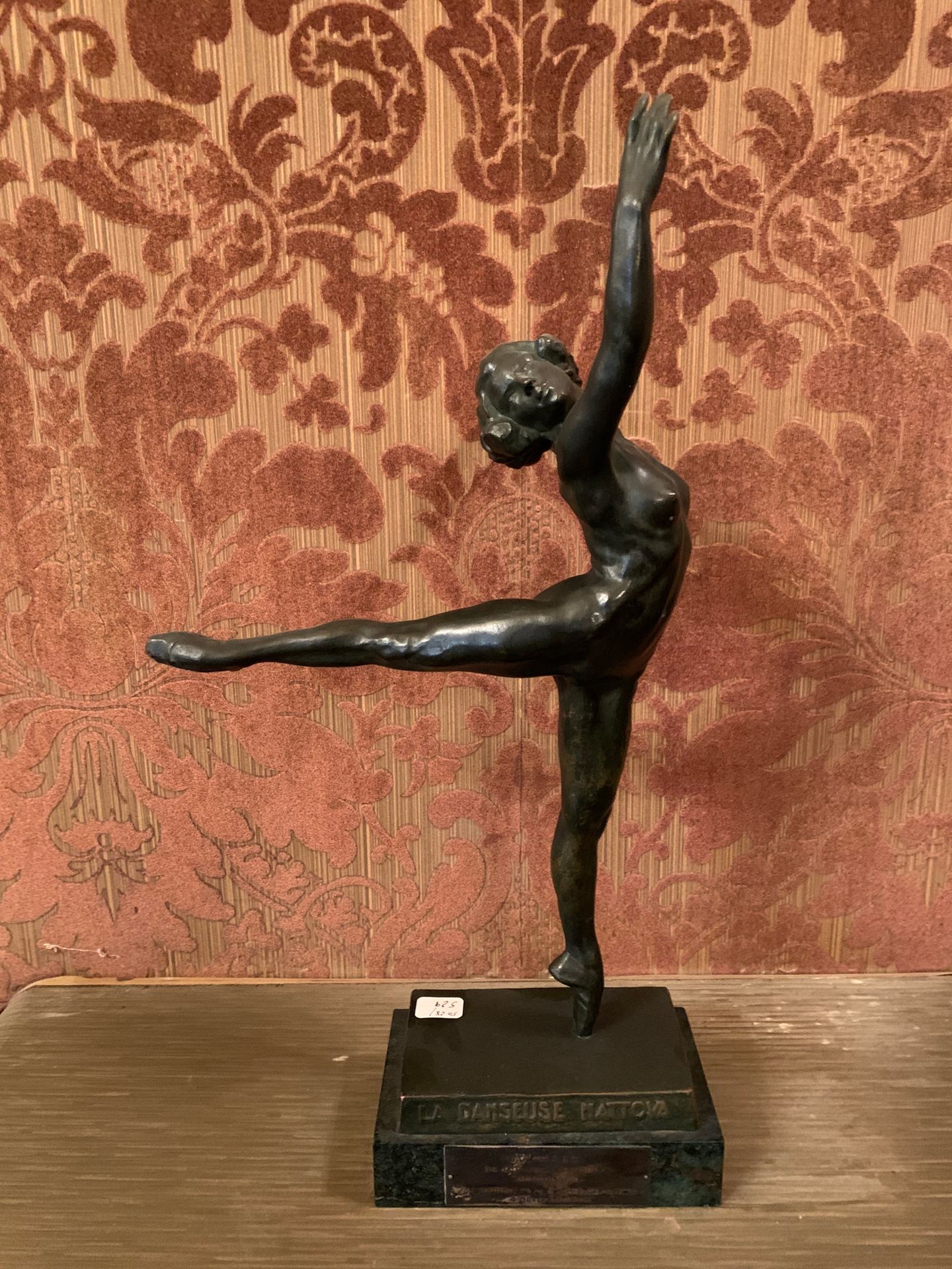 Serge YOURIEVITCH (1876 - 1969) 绿色铜质雕塑《纳托瓦舞者》。
底座上有签名和标题，有1930年的纪念牌。
39 x 22厘米