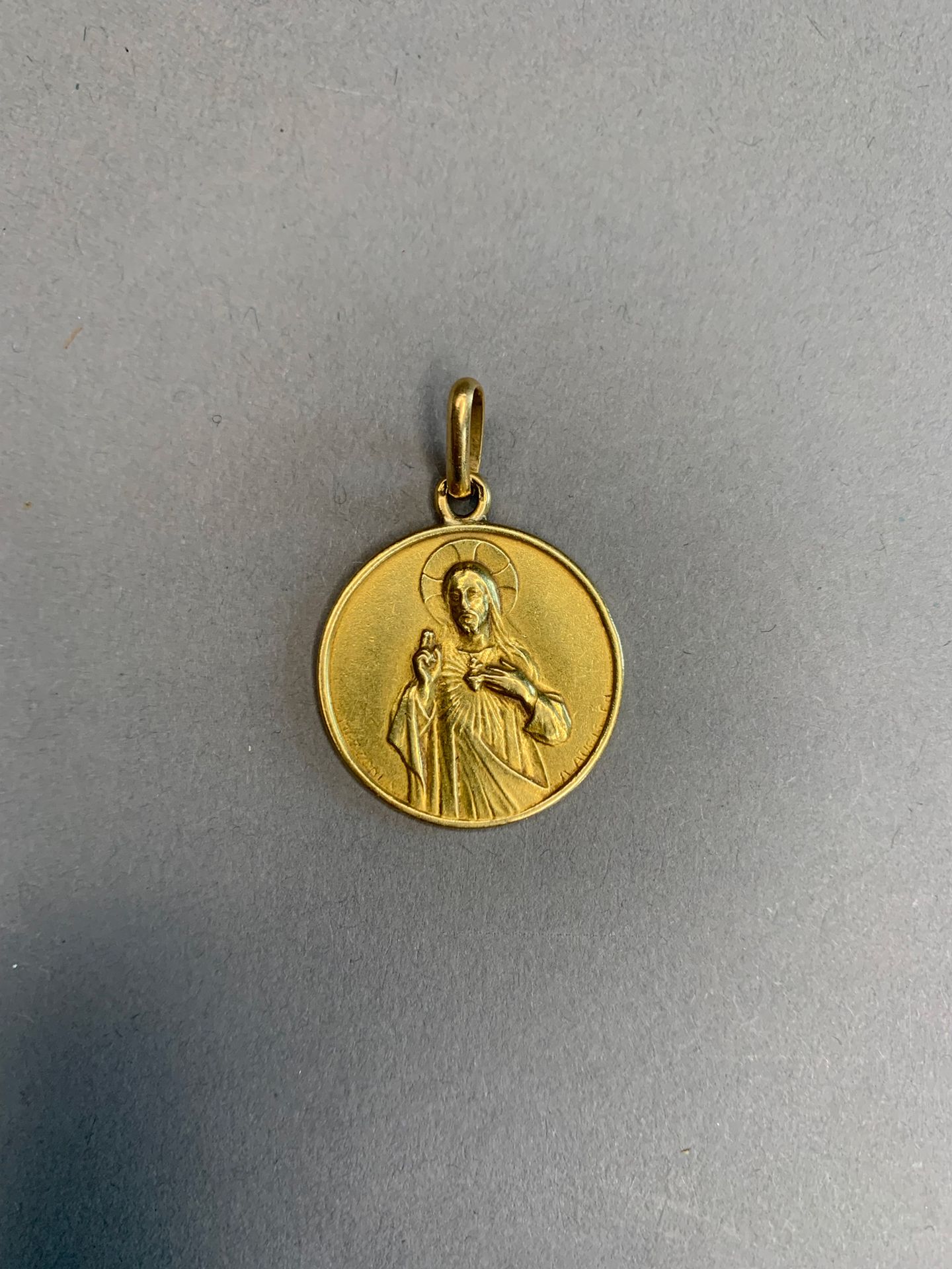 Null Médaille religieuse circulaire double face en or jaune.
« Vierge à l'Enfant&hellip;