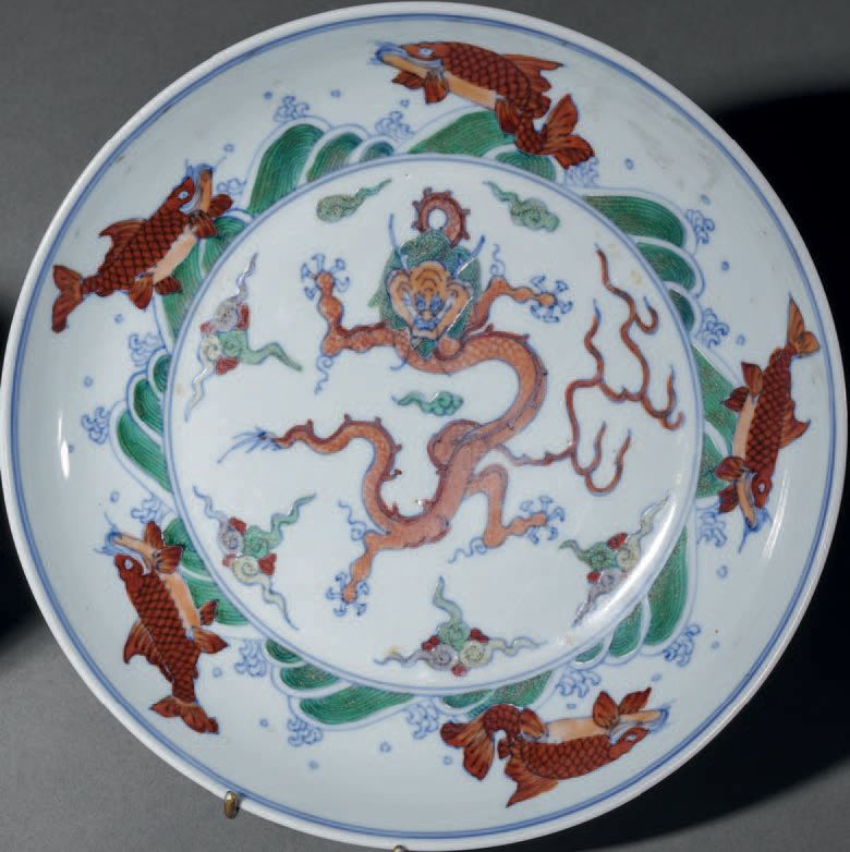 CHINE - Epoque KANGXI (1662 - 1722) 瓷碗以蓝釉和多色珐琅彩装饰，称为 "斗彩"，中间有一条前龙，水面上有五条鲤鱼围绕。背面有&hellip;