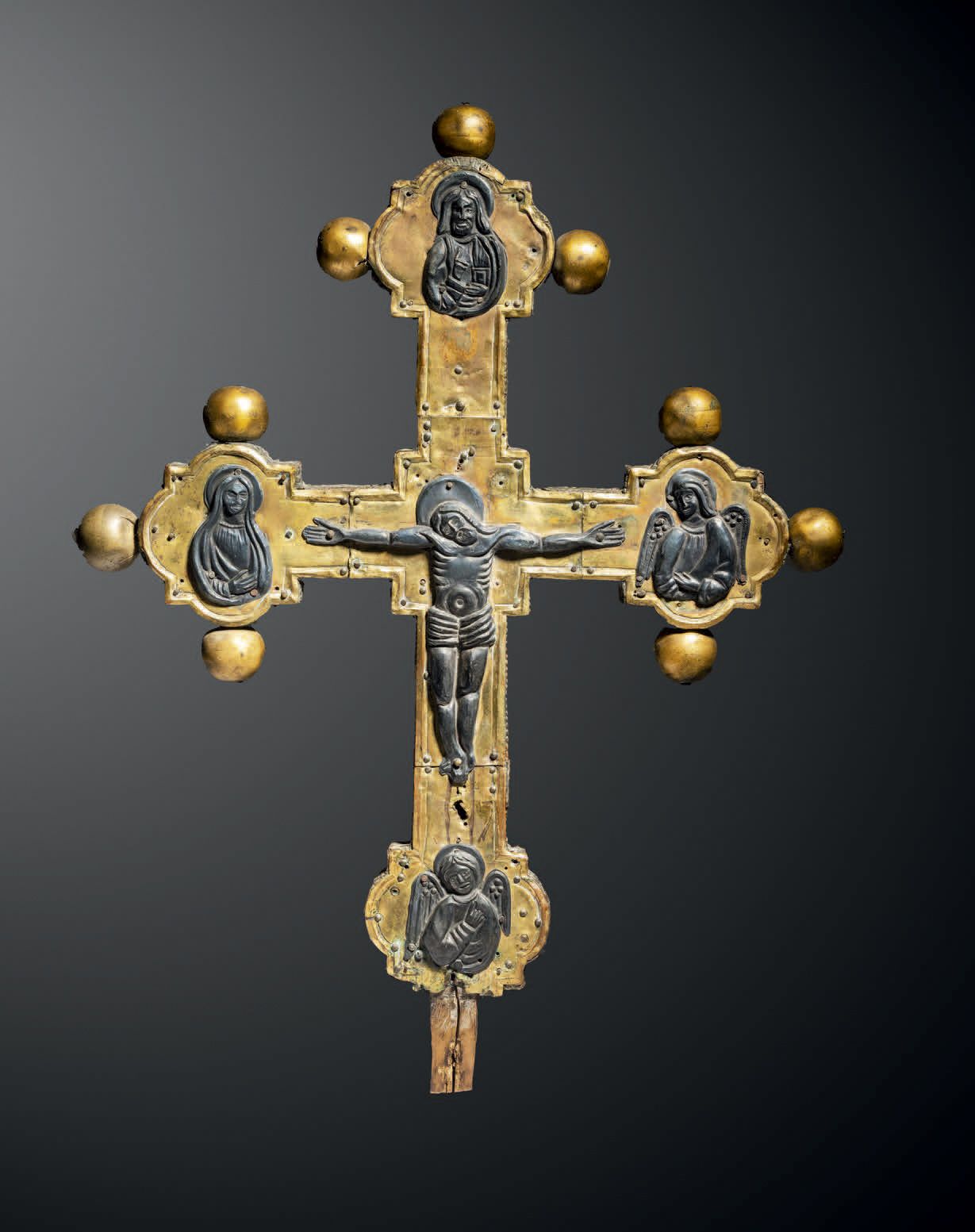 Null Croix processionnelle à âme en bois recouvert de cuivre doré et de figures &hellip;