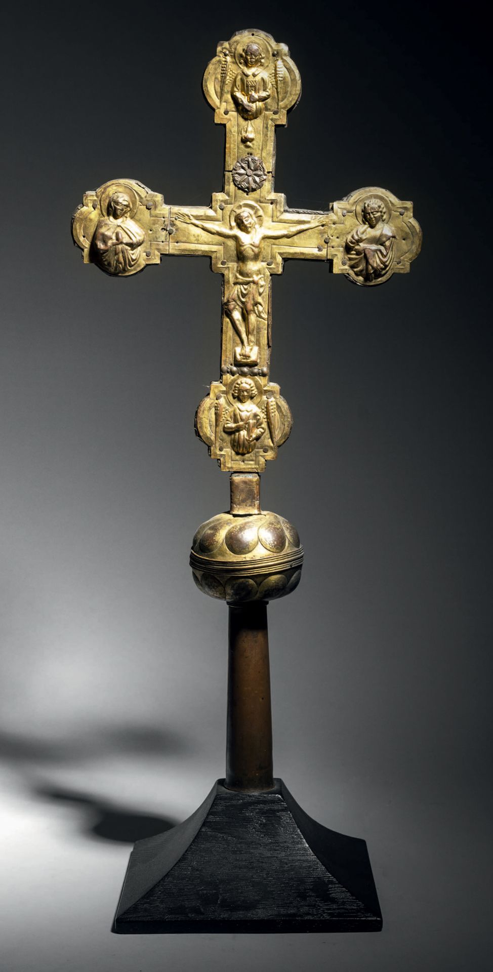 Null Croce processionale con anima in legno ricoperta di rame dorato e sbalzato.&hellip;