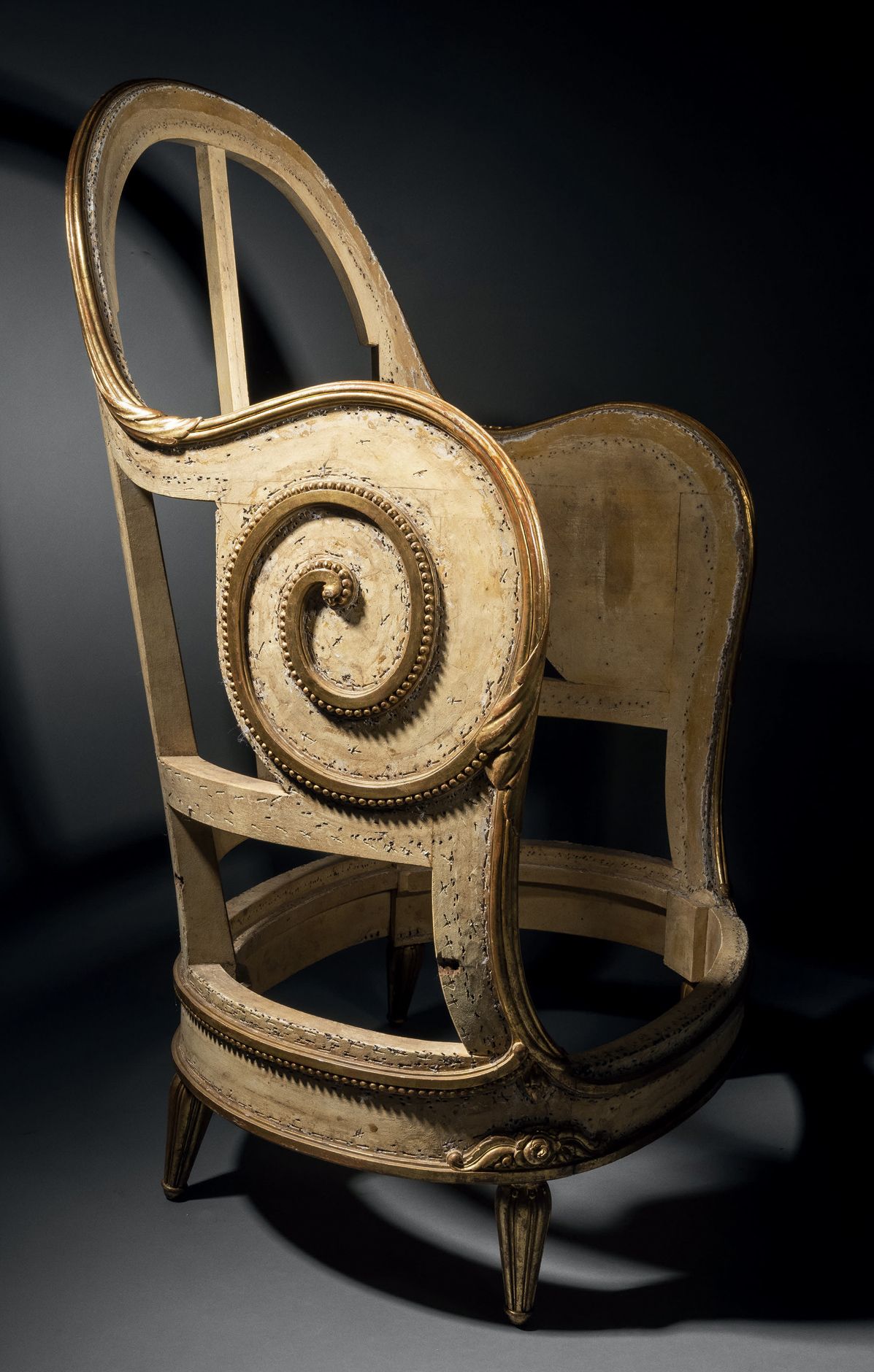 PAUL IRIBE (1883-1935) 一把全雕刻的鎏金木鹦鹉螺扶手椅，贡多拉椅背上装饰着叶子，高而饱满，略微包住的手臂上有卷轴，周围有一排珍珠。底座有四&hellip;