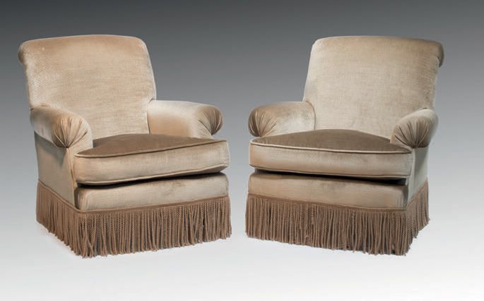 Null 一对舒适的扶手椅，覆盖着灰褐色的天鹅绒，腿上有流苏
H.85 - W. 84 - D. 84厘米