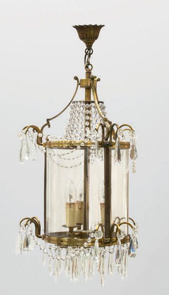 Null 五件套鎏金金属和玻璃灯笼与切割玻璃吊坠，三盏灯（缺失和损坏）
H.67 - W. 38 cm