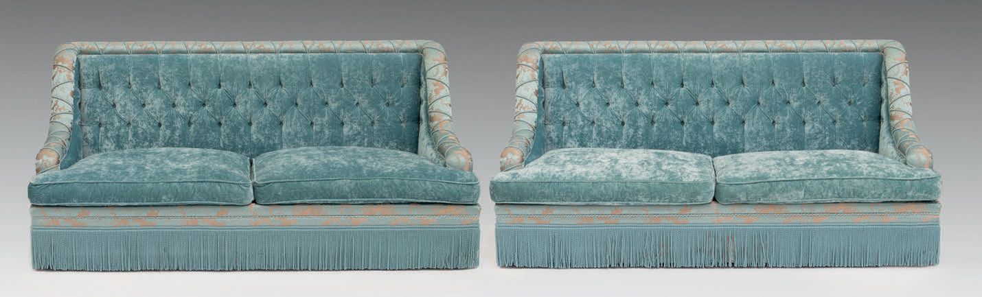 Null 一对沙发，覆盖着蓝色天鹅绒和香槟色大马士革面料，上面有蓝色的花朵装饰，底座上有流苏
H.99 - W. 210 - D. 95厘米