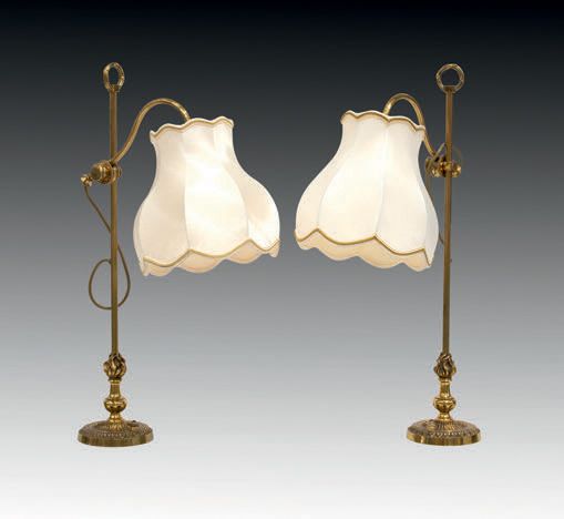 Null Due lampade da comodino in metallo dorato, con bracci orientabili, il fusto&hellip;