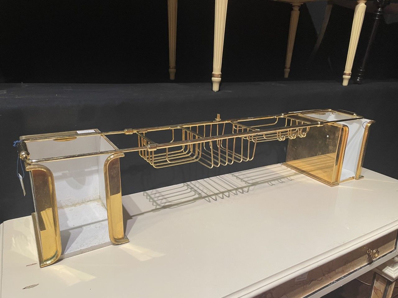 Null Badezimmermöbel und -zubehör aus vergoldetem Metall, bestehend aus einem Sa&hellip;