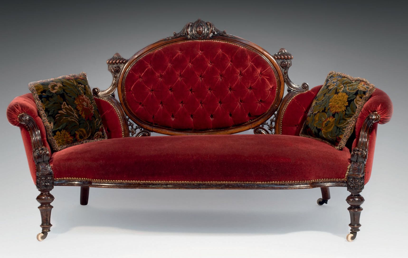 Null 新哥特式风格的三座沙发，清漆，模制和雕刻的木头，软垫靠背和扶手，胭脂红的天鹅绒软垫（背面有破损）
H.96 - W. 187 - D. 73厘米