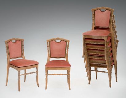 Null 一套10把模制和雕刻的天然木制宴会椅，可拆卸的座垫，粉色天鹅绒软垫
H.88.5 - W. 44.5 - D. 47厘米
