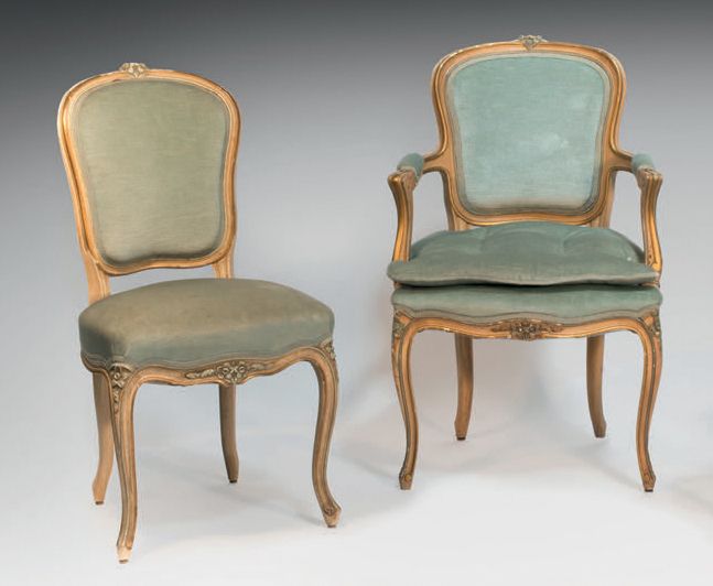 Null Paire de chaises et fauteuil de style Louis XV en bois laqué crème et doré,&hellip;