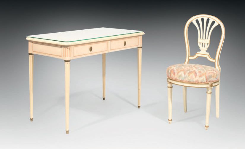 Null 路易十六风格的书桌和椅子 乳白色漆面木质书桌，模制和雕刻有珍珠楣，腰部开有两个抽屉，锥形和凹槽腿
H.74 - W. 94 - D. 50厘米
路易十&hellip;