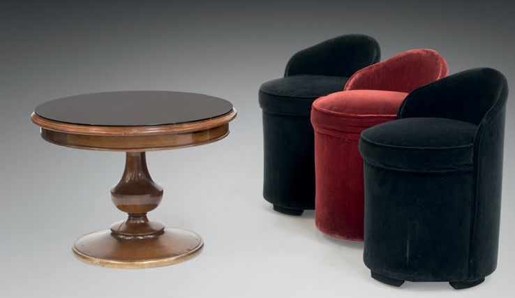 Null Une table basse et trois poufs à dossier
La table basse en bois vernis moul&hellip;