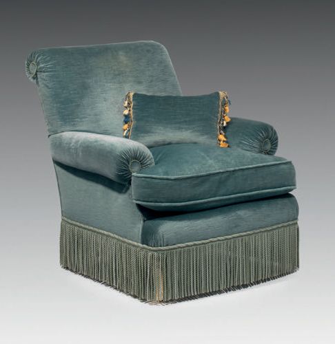 Null 舒适的扶手椅，覆盖着蓝色天鹅绒，底座上有流苏
H.88 - W. 81 - D. 87厘米