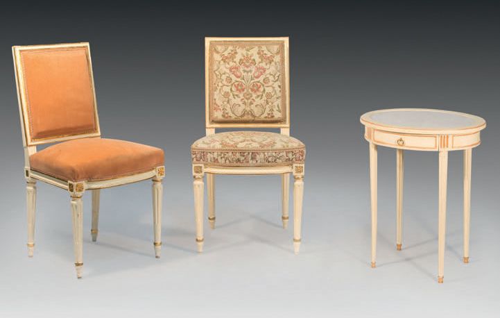 Null 路易十六风格的两把椅子和一张基座桌
椅子是由奶油色和镀金漆的木头制成的，有模具和雕刻，腿是锥形的，有凹槽和鱼鳍，一个是用杏仁布和花卉装饰的软垫，另一个&hellip;