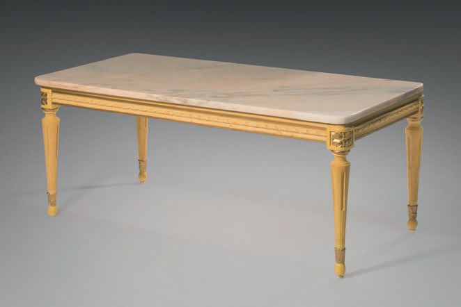 Null Table basse de style Louis XVI en bois laqué crème et doré, mouluré et scul&hellip;