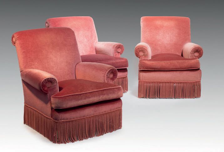 Null 一套三把舒适的扶手椅，覆盖着覆盆子天鹅绒，腿上有流苏
H.87 - W. 81 - D. 86厘米