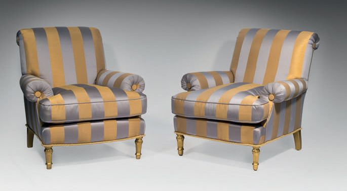 Null 一对舒适的扶手椅，覆盖着鎏金和帕尔马条纹织物，鎏金木腿
H.85 - W. 83 - D. 81厘米