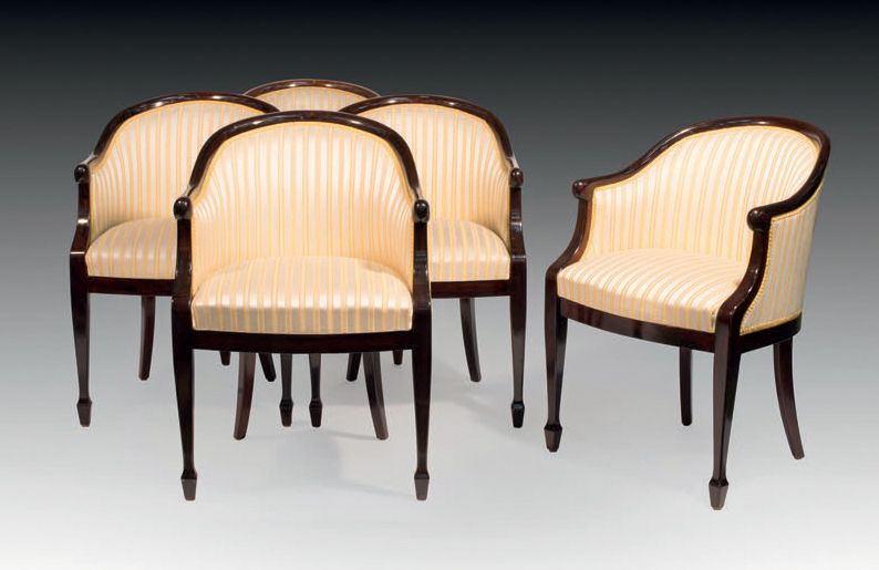 Null 五套模制清漆木制贡多拉扶手椅，前腿有护套，后腿为马刀形，软垫为奶油色和镀金的条纹织物（磨损和修复）
H.83 - W. 57.5 - D. 48厘米