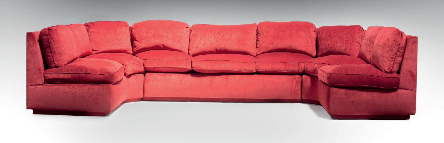 Null 大型胭脂红天鹅绒覆盖的转角酒吧沙发，由三个元素组成转角沙发，其中一个是直沙发
H.82 - W. 380 - D. 185厘米