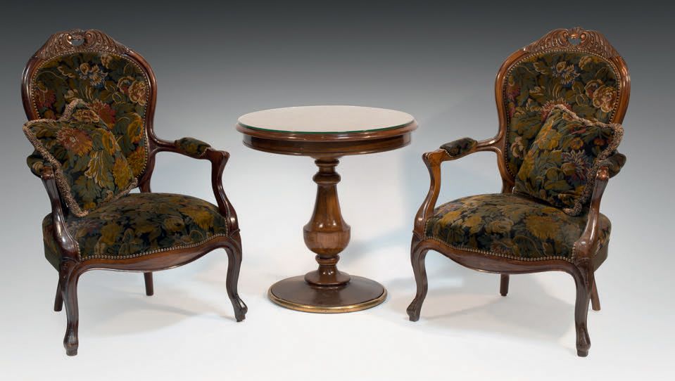 Null 两把扶手椅和一张桌子
扶手椅由清漆木头制成，模制和雕刻有镂空的卷轴和贝壳，用瓶绿色天鹅绒装饰，上面有花纹图案。
H.102 - W. 68 - D. &hellip;