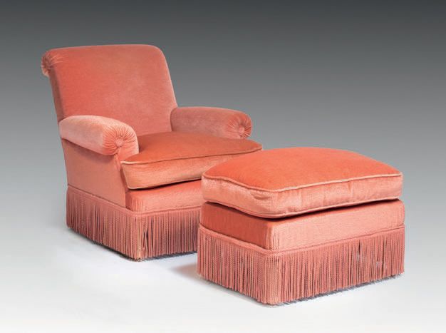 Null 舒适的扶手椅和它的脚踏板上覆盖着粉红色的天鹅绒，腿上有流苏
H.85 - W. 82 - D. 82厘米