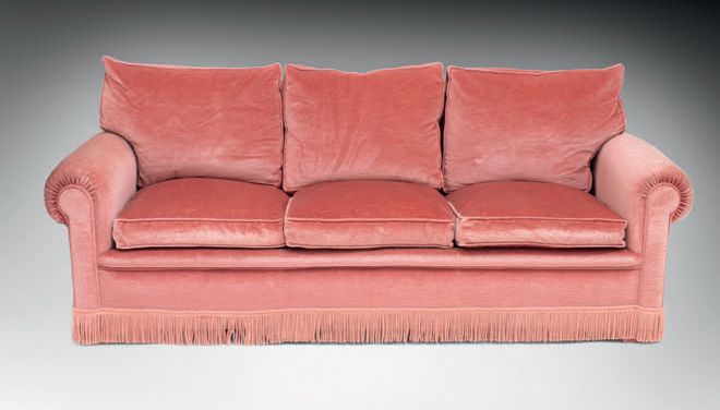 Null 三人座沙发床，覆盖覆盆子天鹅绒，底座有流苏
H.81 - W. 225 - D. 95厘米