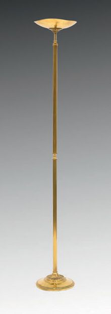 Null Lampadaire en métal doré, le fût cannelé
H. 185 - L. 31 - P. 31 cm