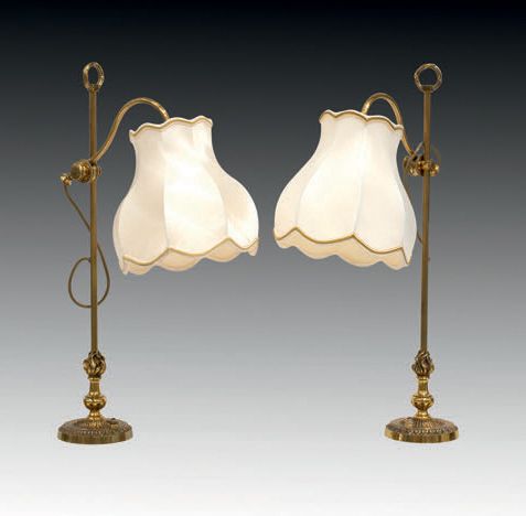 Null 两盏鎏金金属床头灯，带旋转臂，中央的凹槽轴上有一个缎带环，底座上有Rais-de-cœurs楣条，上面有一个锅，白色郁金香形的灯罩。
H.64厘米